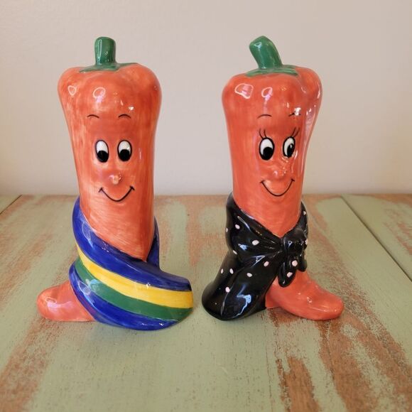 Charming Vintage Anthropomorphic Carrot Salt & Pepper Collectible Shakers - Picture 1 of 12